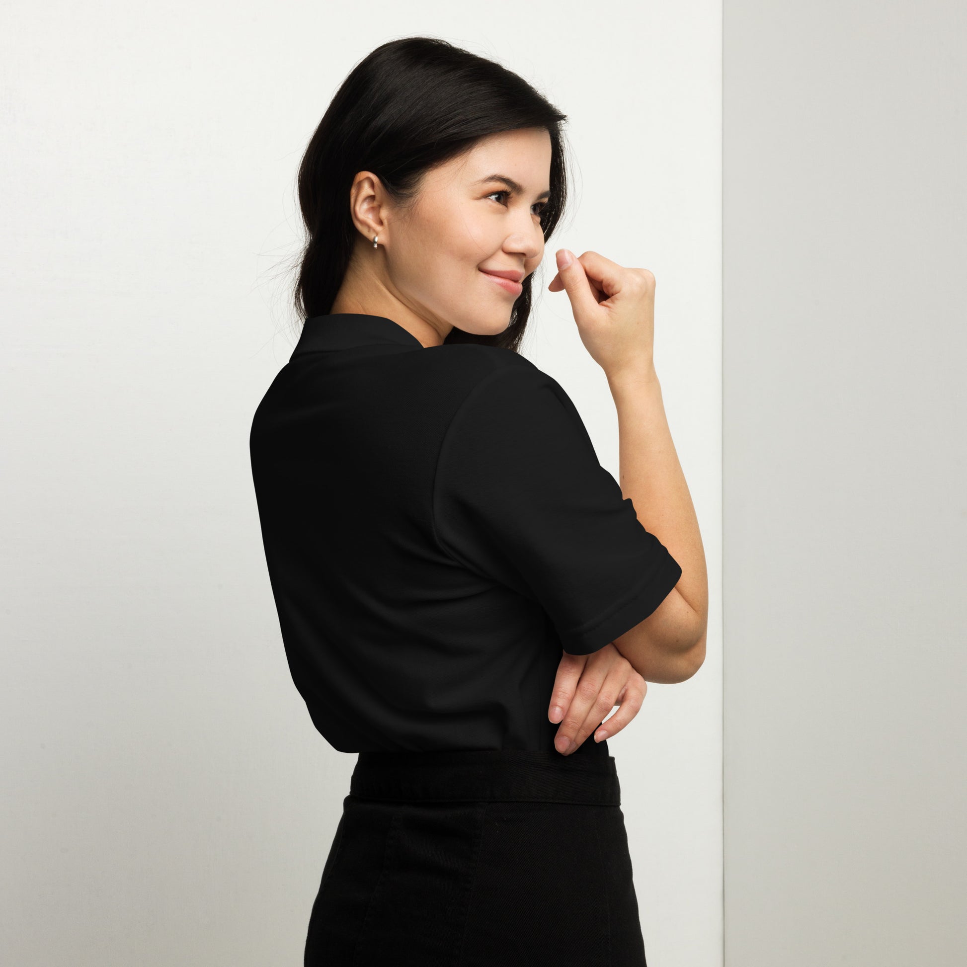 Polo femme – vue de profil, col côtelé et patte de boutonnage motif brodé - coeur deja pris - noir