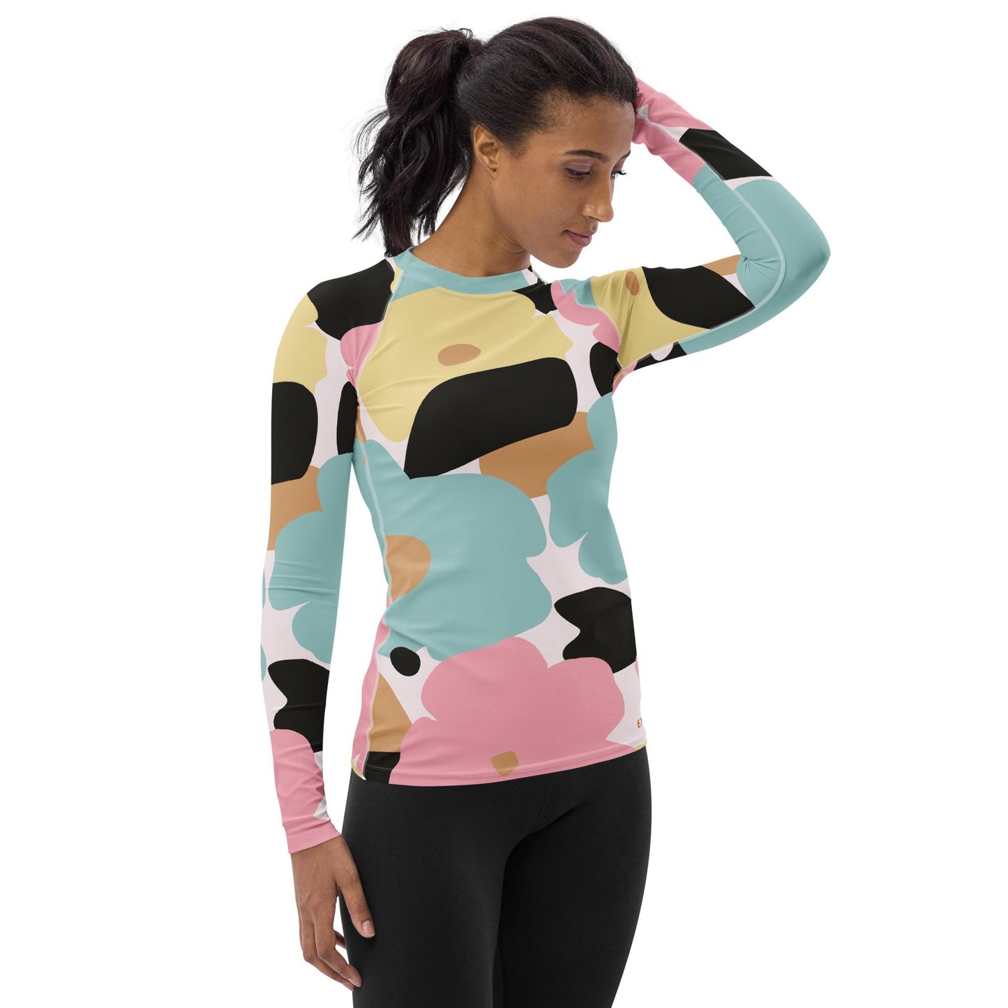 Rash guard femme - fleuri, pastel , nature minimaliste – vue de profil, respirant et **séchage rapide** - Porté natation/surf/fitness 