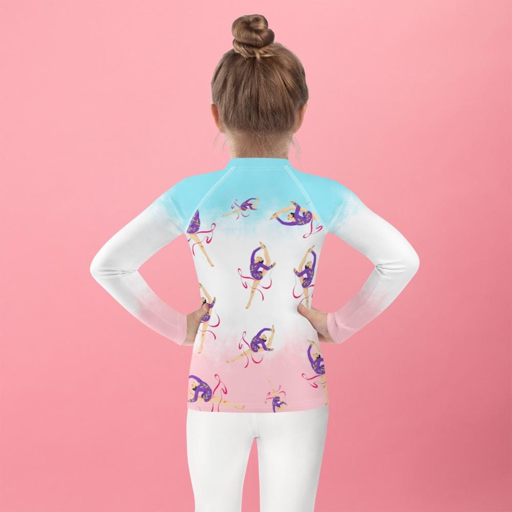 Rash guard petite fille – dégradé bleu blanc rosé - motif gymnaste danseuse - vue de dos, finitions propres