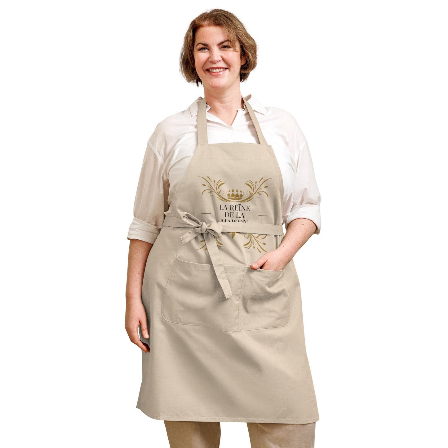 Tablier femme coton – motif imprimé la reine de la maison - beige - Tablier contexte usage – femme préparant un repas
