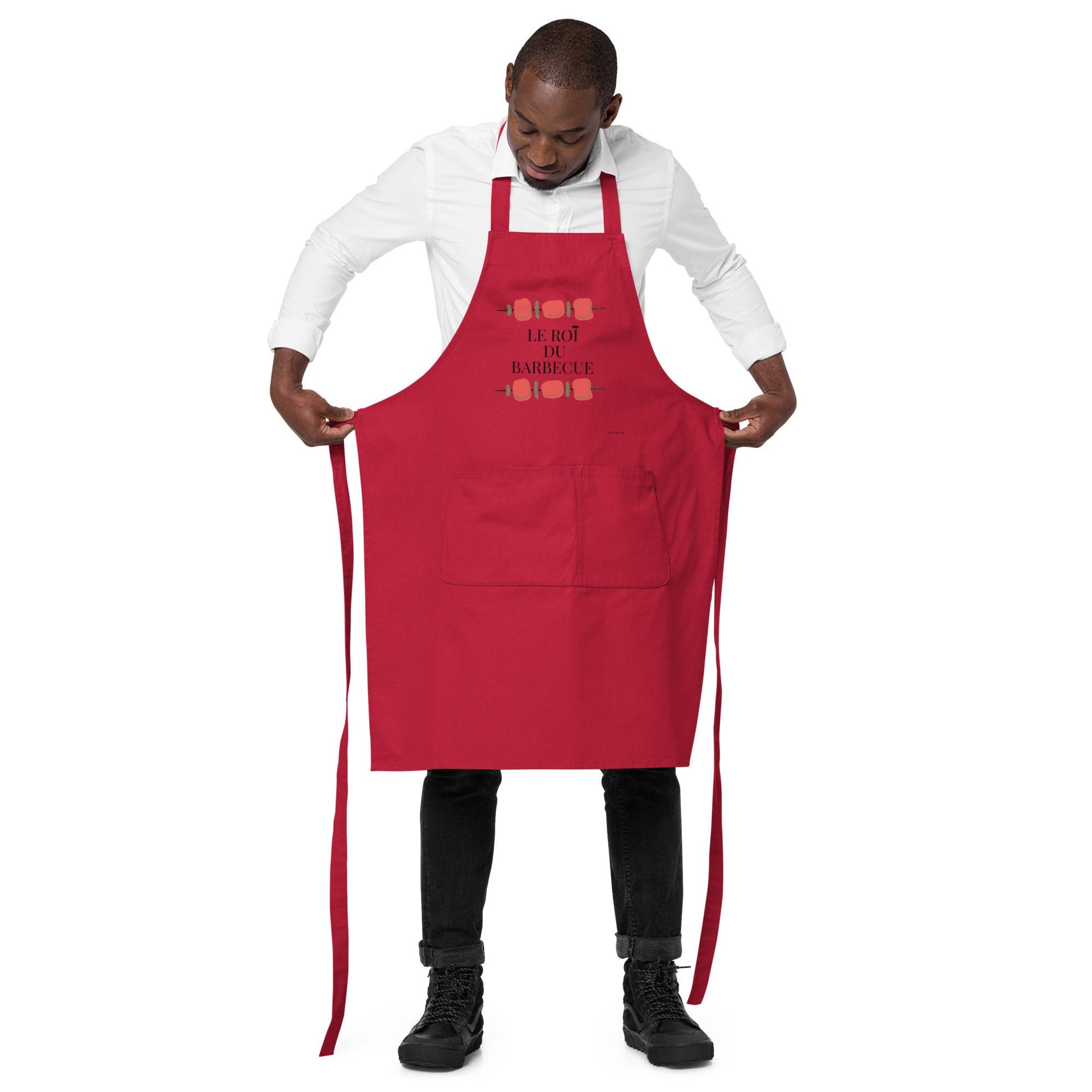 Tablier homme coton – motif imprimé : le roi du barbecue - rouge - Tablier en contexte – barbecue extérieur