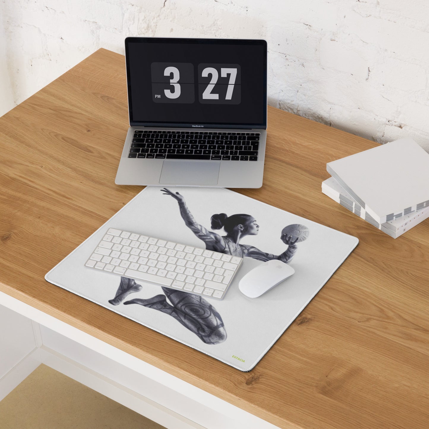 Tapis de souris gaming – dessin blanc et noir Motif: gymnaste danseuse Minimaliste – grand format - Tapis de souris gaming utilisé sur bureau – setup moderne