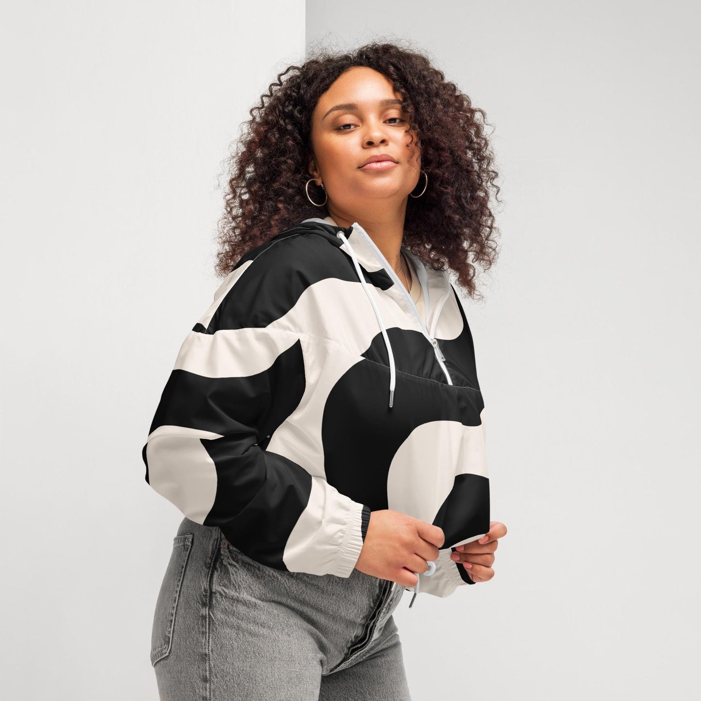 Veste coupe-vent femme Noir et Beige, portée en look urbain, style crop top