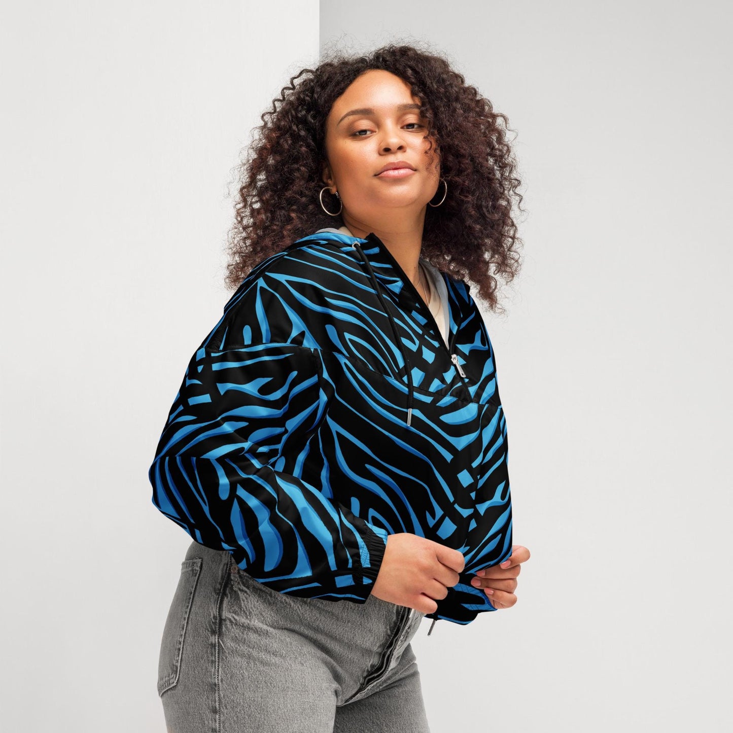 Veste coupe-vent femme bleu et noir – vue de profil, coupe courte avec capuche